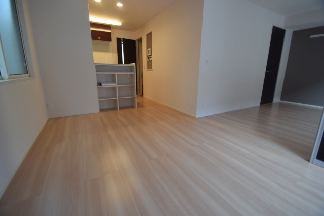 アイビーコートＴの居間・リビング|人気のカウンターキッチンです