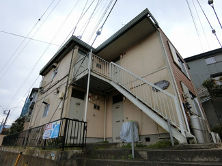 【外観】 | 小田急線「柿生」駅より徒歩5分！便利な立地の2階建てアパートです♪通勤通学はもちろん、お買い物やお出かけにもGood☆