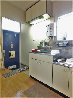 【展望】 | 2.9帖のキッチンスペースです♪換気のできる窓付きでお料理の匂いもこもりません！