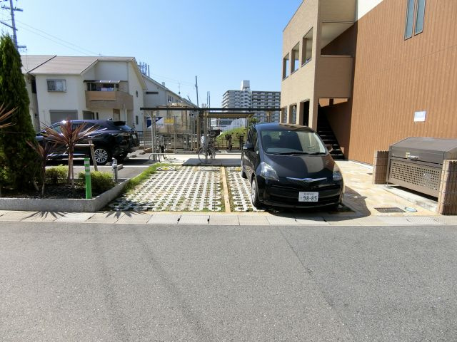 スリーハーブズ狭山1番館の駐車場