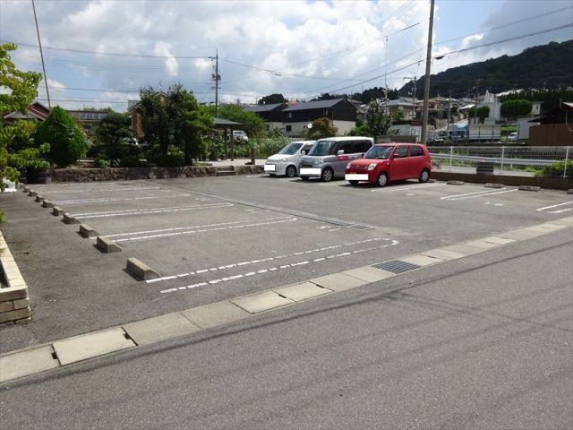 グランコート　E棟の駐車場