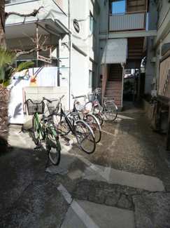【その他共用部分】 | 敷地内に駐輪場があります♪自転車があれば通勤・通学にはもちろん、お買物にも便利ですよね☆