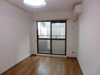 【居間・リビング】 | サンパレスマキ前原 | 洋室にはエアコン付です