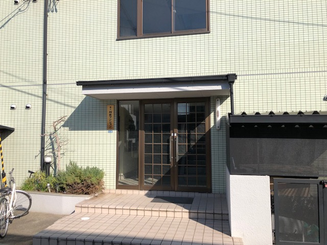 池田市石橋４丁目の賃貸マンションのエントランス