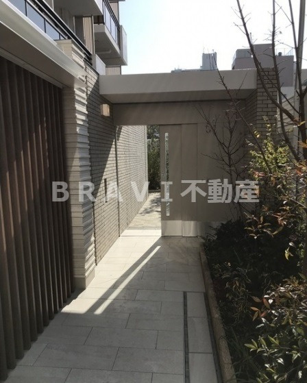 ブランズ北堀江プレイス　BRAVI不動産のエントランス|【ブランズ北堀江プレイス】毎日通るエントランスはこのようになっています