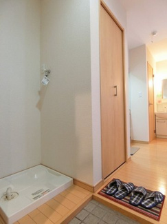 【展望】 | 玄関にある室内洗濯機置き場です♪防水パンがあるので万が一の漏水にも安心！室内に置けるので洗濯機が傷みにくいのが嬉しいですよね☆