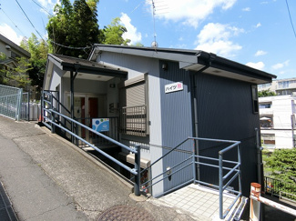 【外観】 | 小田急線「読売ランド前」駅より徒歩3分！便利な立地の2階建てアパートです☆飲食店やコンビニが近くにあるのがポイント◎