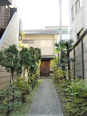 【エントランス】 | H House (表参道賃貸一戸建て) | アプローチ　H House (表参道賃貸一戸建て)