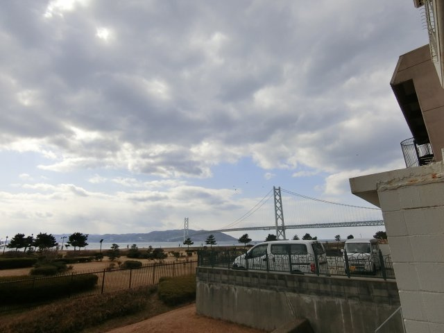 メゾン舞子ショアーの展望|明石海峡大橋　淡路島が物件からは望みます　写真は１階の敷地ガレージ部から撮影