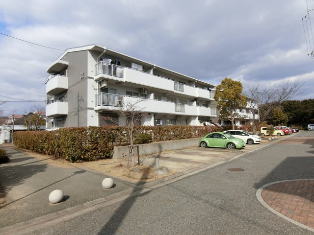 コンフォール学園緑ヶ丘第2参弐号棟の外観|緑溢れる住環境　　角部屋　１階部分いいものです