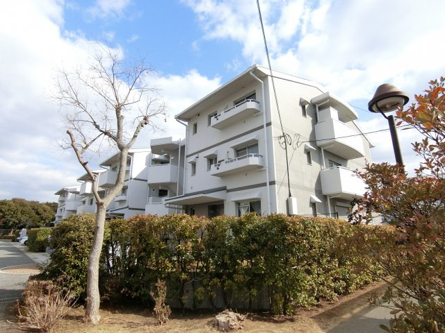 コンフォール学園緑ヶ丘第2参弐号棟の外観|どっしりとした風格ある外観のマンションです