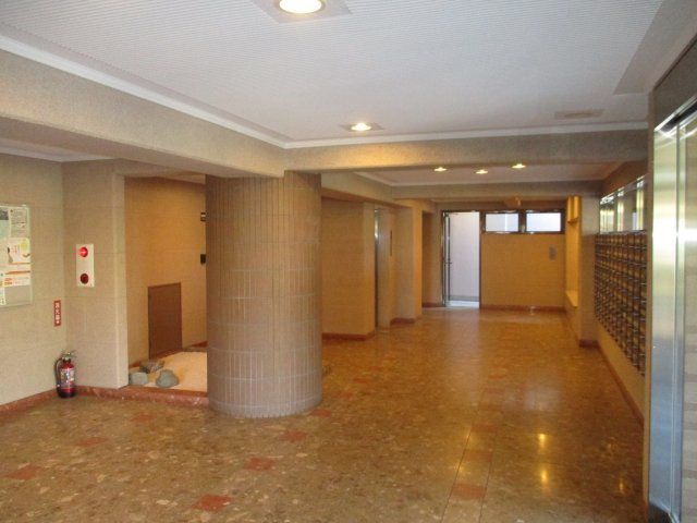 朝日パリオ津田沼５階　船橋市前原東５丁目　中古マンション　リフォーム済のエントランス|広いエントランスホールがあります