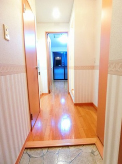【展望】 | 玄関から室内への景観です！キッチンの奥に洋室7.1帖のお部屋があります♪
