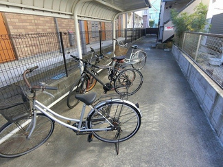 【その他共用部分】 | 屋根付きの駐輪場で雨が降っても大切な自転車が濡れなくてすみますね♪自転車があれば通勤・通学、お買い物にも便利です☆