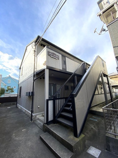 【外観】 | 小田急線・南武線「登戸」駅まで徒歩10分の2階建てアパートです♪2沿線利用可能で通勤にも便利な立地！