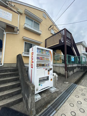 【その他共用部分】 | リバーサイドⅠ | 敷地内に自動販売機があります！近くで飲み物が買うことができて、便利ですね♪