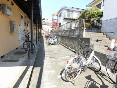 【その他共用部分】 | リバーサイドⅠ | 敷地内に駐輪場を完備しています！バイク駐輪もOKです！自転車やバイクがあれば通勤・通学、お買い物にも便利です☆