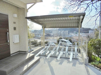 【その他共用部分】 | 屋根付きの駐輪場で雨が降っても大切な自転車が濡れなくてすみます♪荷物が重いときに自転車があれば助かりますね！.