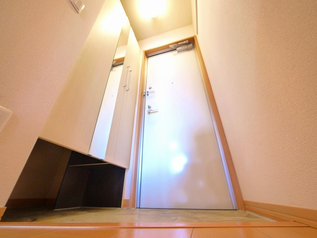 フィオーレ三条の玄関|収納もある玄関です