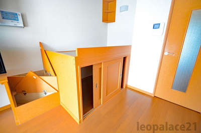 【寝室】 | COMFORT五条 | 造り付ベットタイプのお部屋です。