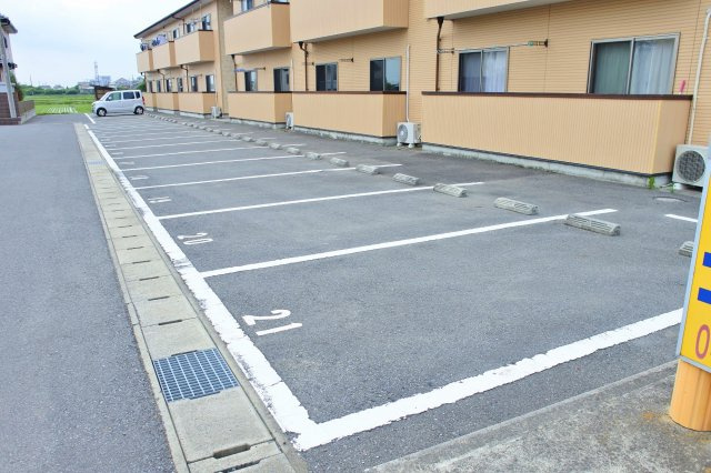 プレステージ堀上の駐車場