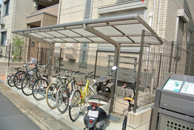 【その他共用部分】 | ドマーニ | 屋根付きの駐輪場で雨が降っても大切な自転車が濡れなくてすみます♪荷物が重いときに自転車があれば助かりますね！