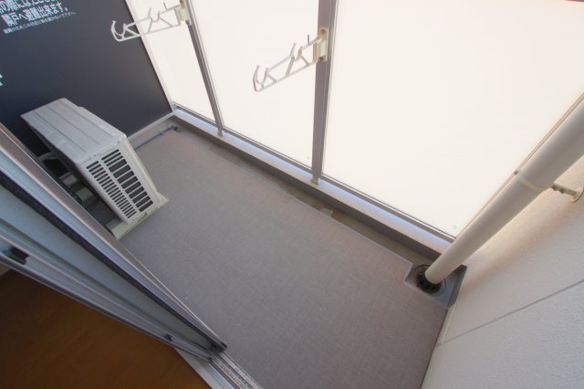 レジュールアッシュ梅田アクシア　仲介手数料無料のバルコニー