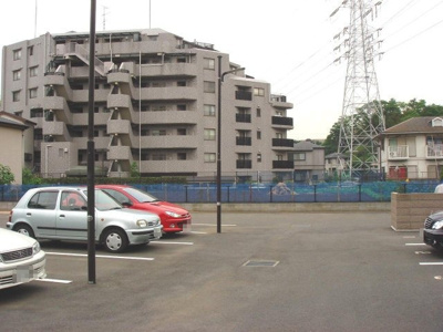 【駐車場】 | シャトー・ミニヨン弐番館 | いつでも目の届く敷地内に駐車場があります♪荷物がかさばりがちなお買物にも、敷地内駐車場があると便利ですよね☆