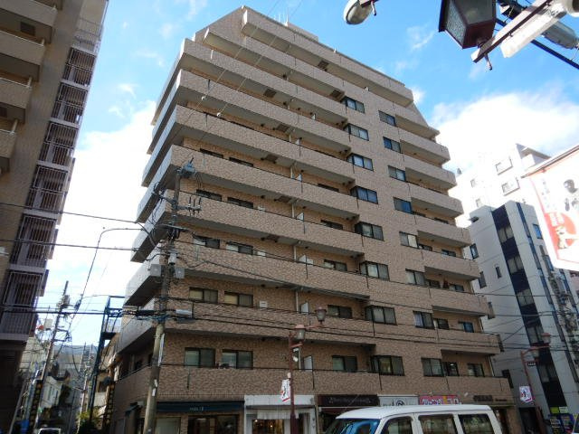 朝日根津八重垣マンションの外観