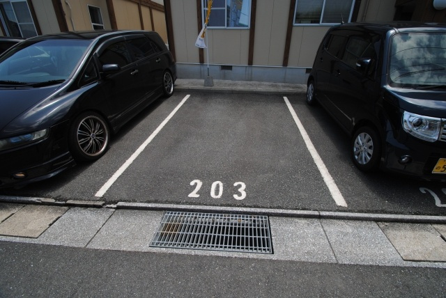 グランデール長園の駐車場