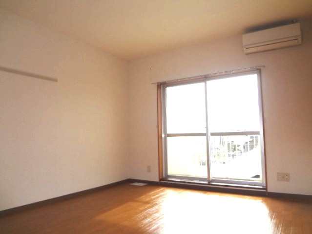 リバティーハウスの居間・リビング|【洋室】エアコン付きのリビングです