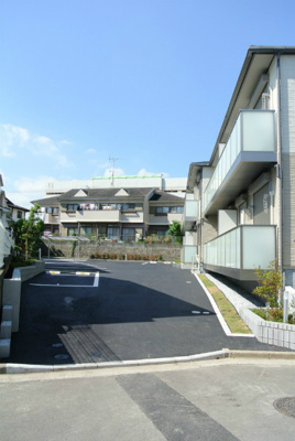 【駐車場】 | ベリーメゾン都筑 | いつでも目の届く敷地内に駐車場があります♪荷物がかさばりがちなお買物にも、敷地内駐車場があると便利ですよね☆