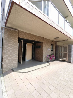 【エントランス】 | JR京浜東北線・他各線「川崎」駅バス15分「浅間前」停徒歩2分の複数路線利用可能と通勤・通学に便利！