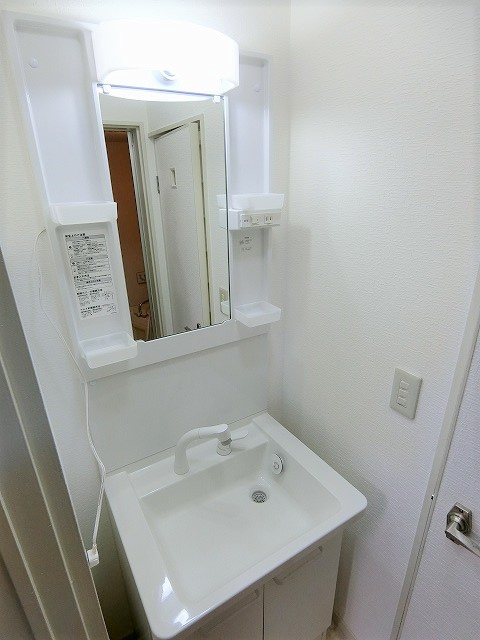 ホワイトレジデンスの独立洗面台|写真は同建物の別部屋を参考に掲載しております。