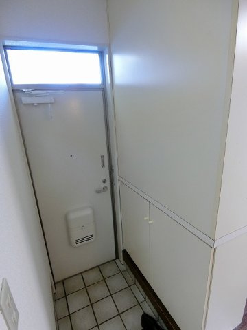 ホワイトレジデンスの玄関|写真は同建物の別部屋を参考に掲載しております。