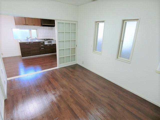 ホワイトレジデンスの居間・リビング|写真は同建物の別部屋を参考に掲載しております。