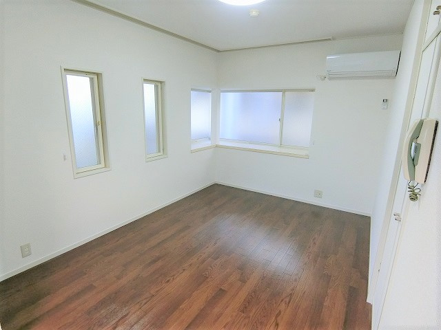 ホワイトレジデンスの居間・リビング|写真は同建物の別部屋を参考に掲載しております。