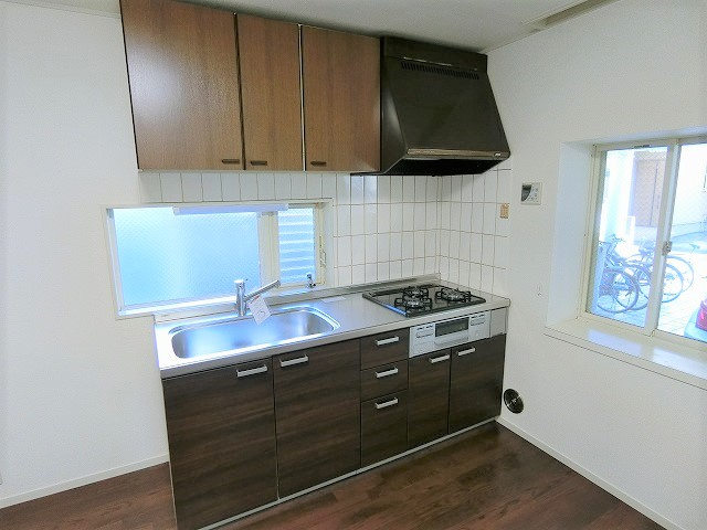 ホワイトレジデンスのキッチン|写真は同建物の別部屋を参考に掲載しております。