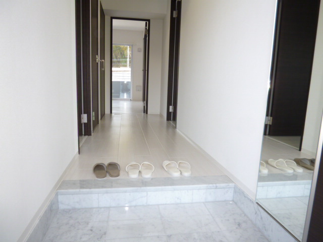 ビバリーグランディの玄関