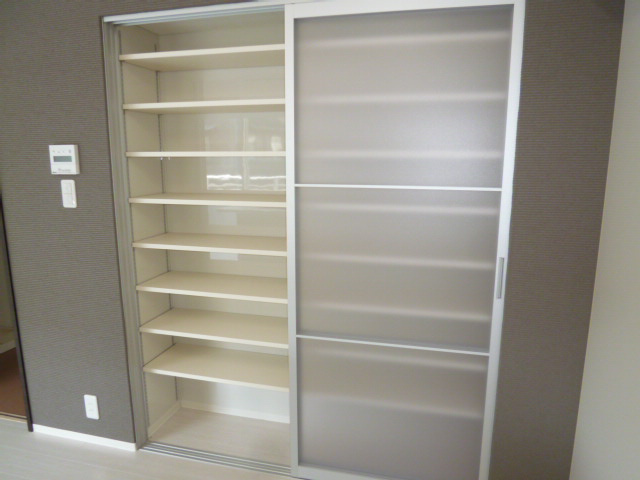 ビバリーグランディのキッチン|パントリー