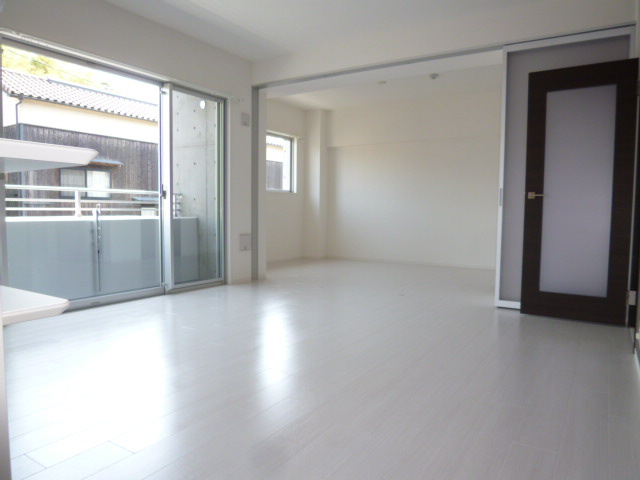 ビバリーグランディの居間・リビング