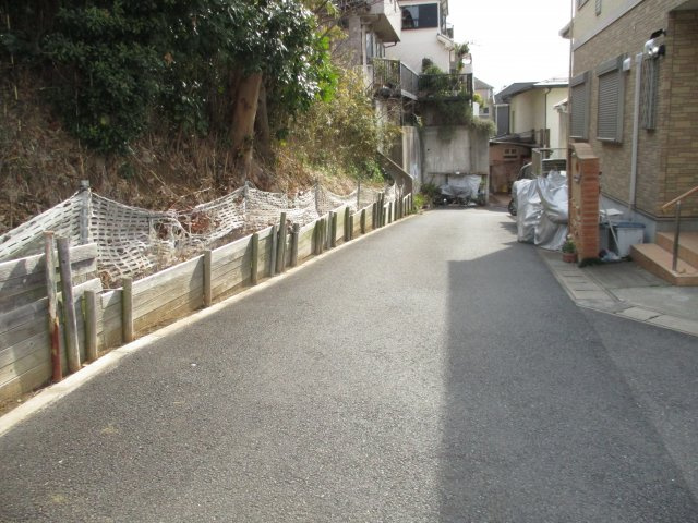 花見川区浪花町　売地　建築条件なし　地積はなんと１００坪の前面道路含む現地写真|前面道路含む現地写真です　南側約３．８ｍ公道（認定外）