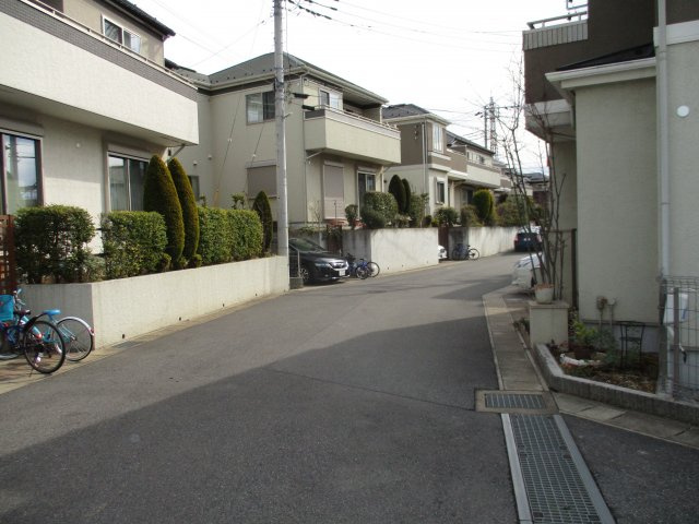 花見川区浪花町　売地　建築条件なし　地積はなんと１００坪の前面道路含む現地写真|前面道路含む現地写真です　北側約５．０ｍ公道