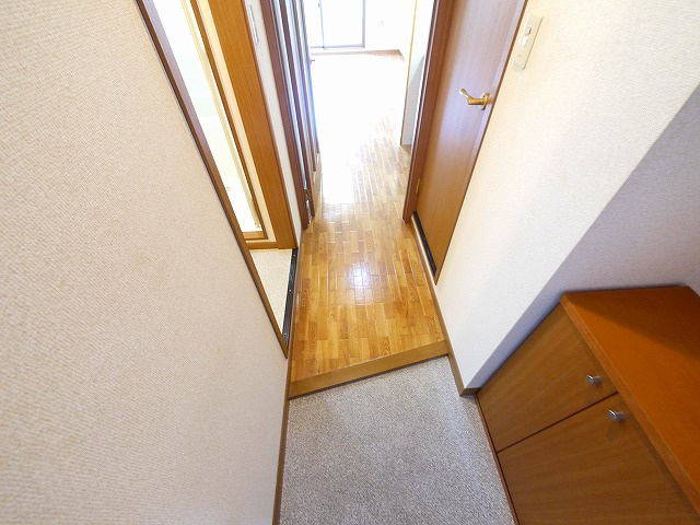 ブランドール佐保川の玄関|収納もある玄関です