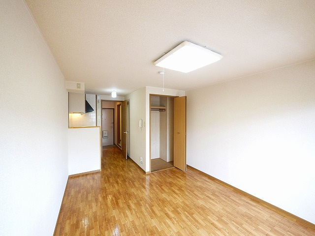 ブランドール佐保川の居間・リビング|こちらのリビングで趣味の時間をお楽しみください