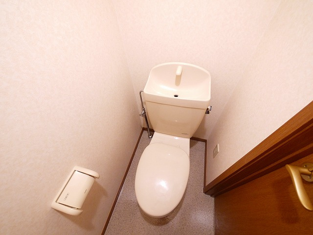 ブランドール佐保川のトイレ|ゆったりとした空間のトイレです