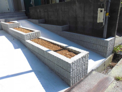 【外観】 | 高知市重倉 | 花壇があるので玄関先も色鮮やかになりますね^^