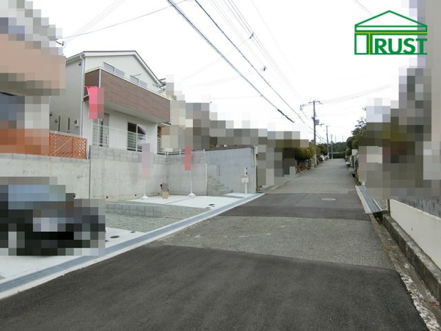 神戸市垂水区学が丘第２－２号棟　新築戸建の前面道路含む現地写真