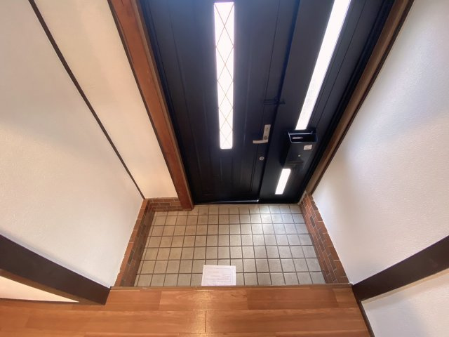 市町戸建の玄関