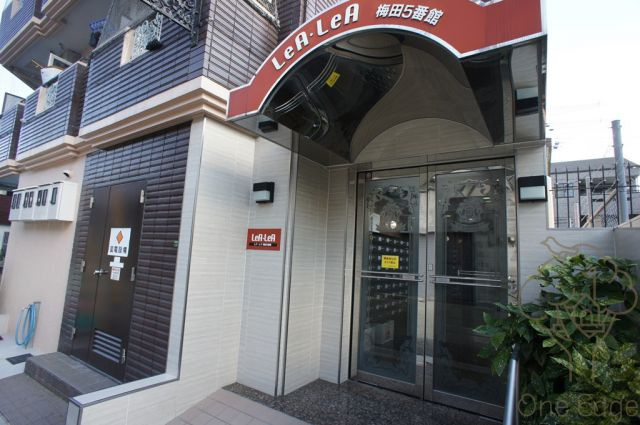 レアレア梅田5番館のエントランス